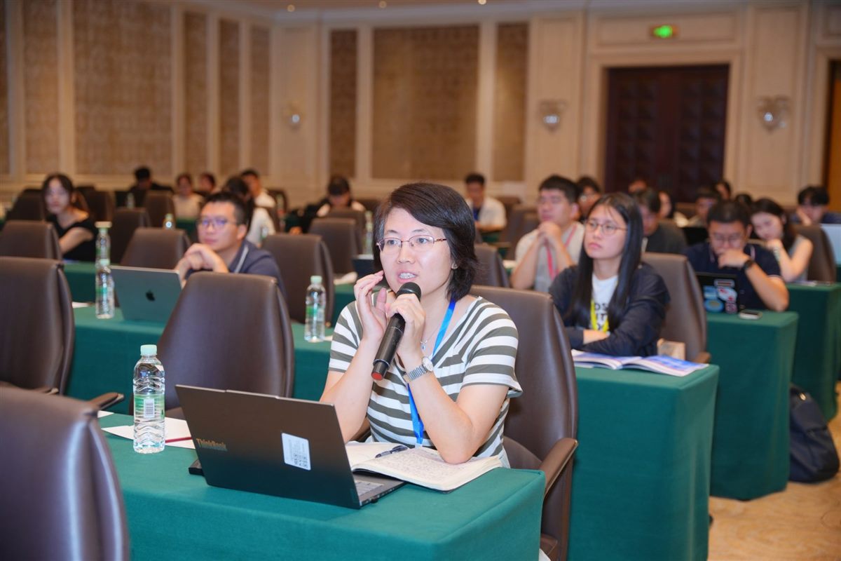 课题组成员在学术会议上作报告